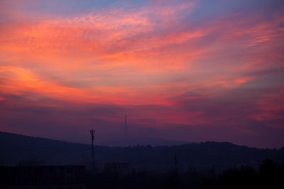 在夕阳山的轮廓
